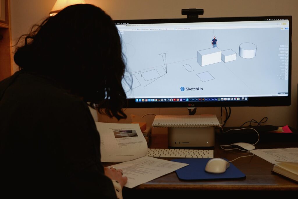 Alexane Couture utilisant SketchUp sur un écran pour concevoir des formes 3D pendant l'atelier de modélisation.
