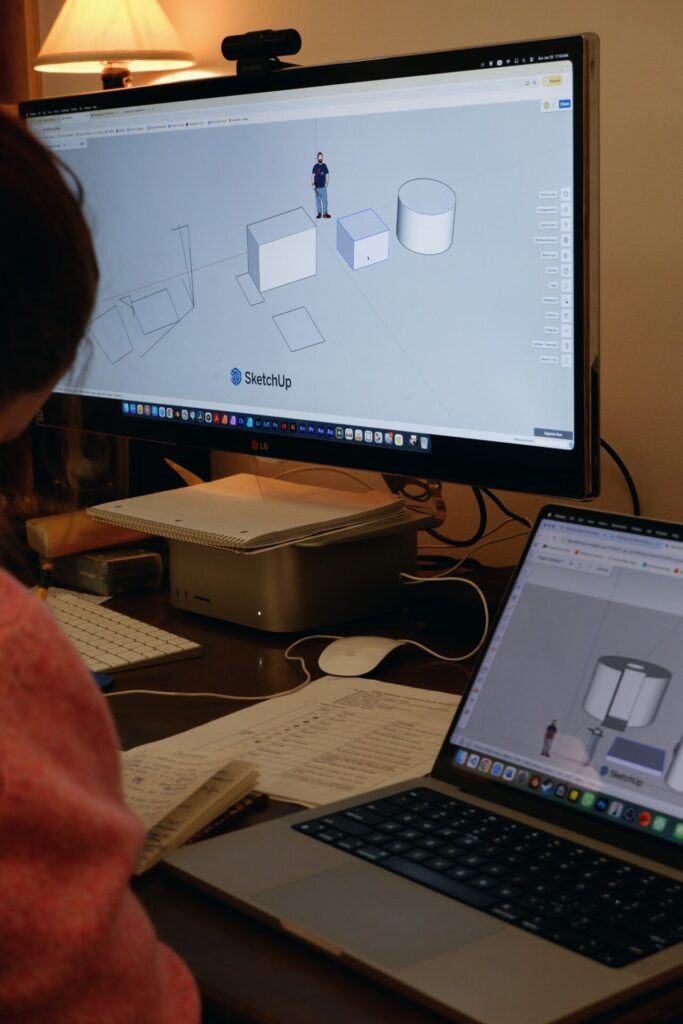 Participant·e utilisant SketchUp sur un écran pour concevoir des formes 3D pendant l'atelier de modélisation.