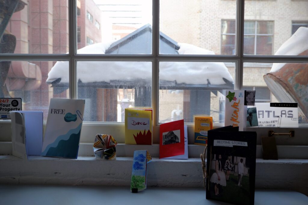 Zines réalisés par les participant.e.s exposés sur un rebord de fenêtre après l'atelier.