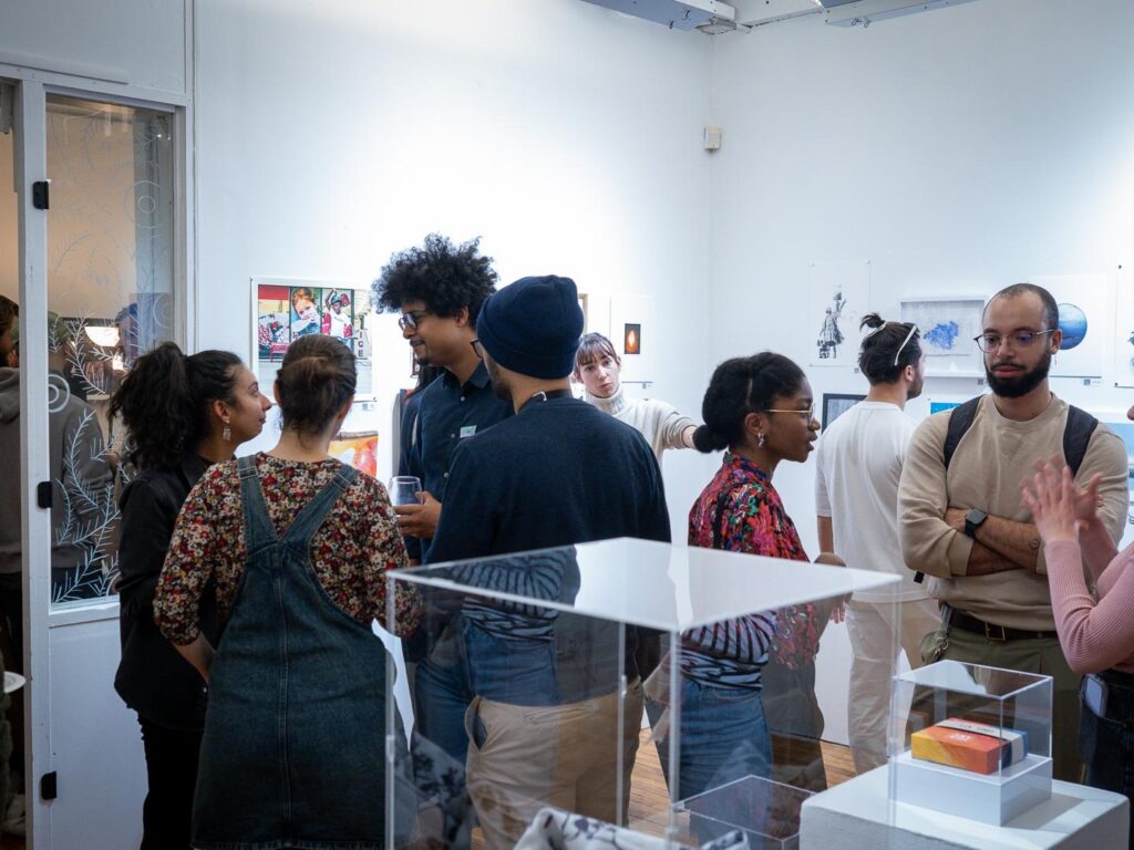 Participant·e·s en discussion dans un espace chaleureux, partageant un moment convivial.