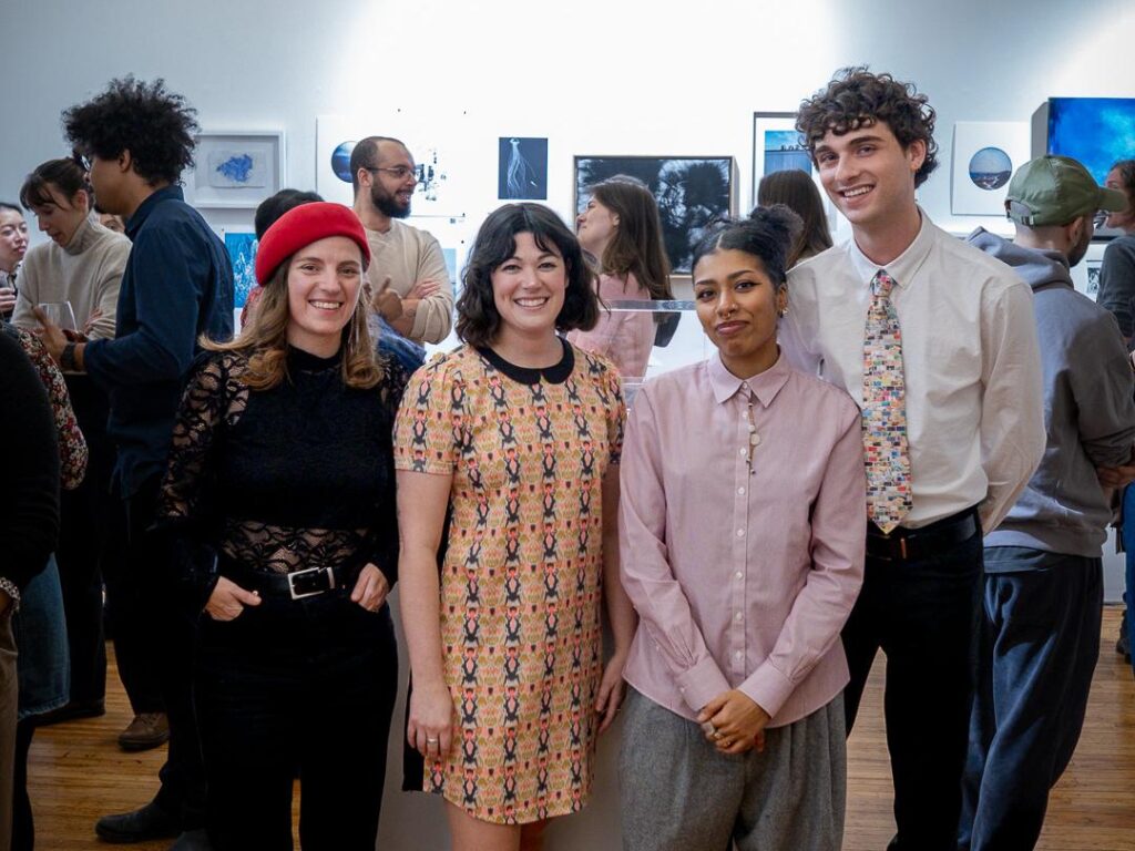 L’équipe du Labo posant dans l’espace d’exposition ; de gauche à droite : Dyana Ouvrard, Alexane Couture, Sawsan Borges Da Moura et Gabriel Córdova.