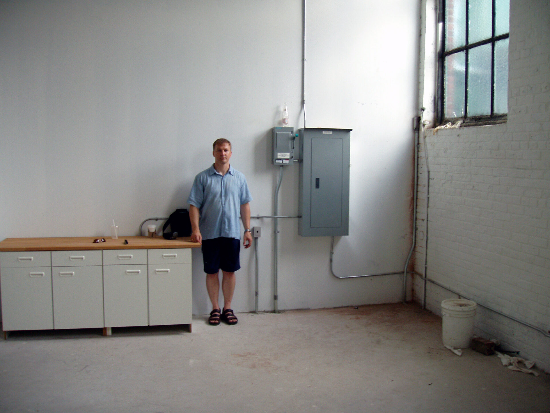 Image 1 : Marc Audette qui visite les premiers espaces du Labo au Distillery District (2003).