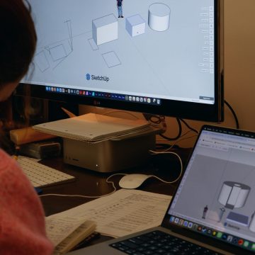 Participant·e utilisant SketchUp sur un écran pour concevoir des formes 3D pendant l'atelier de modélisation.