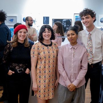 L’équipe du Labo posant dans l’espace d’exposition ; de gauche à droite : Dyana Ouvrard, Alexane Couture, Sawsan Borges Da Moura et Gabriel Córdova.